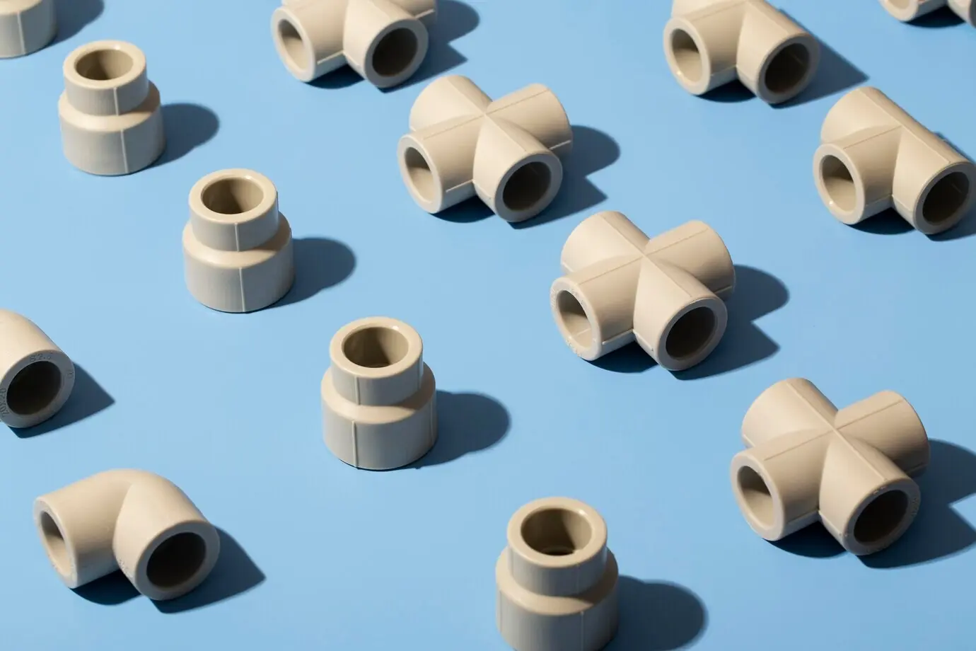 Натюрморт из предметов из ПВХ, снятый с высокого ракурса.